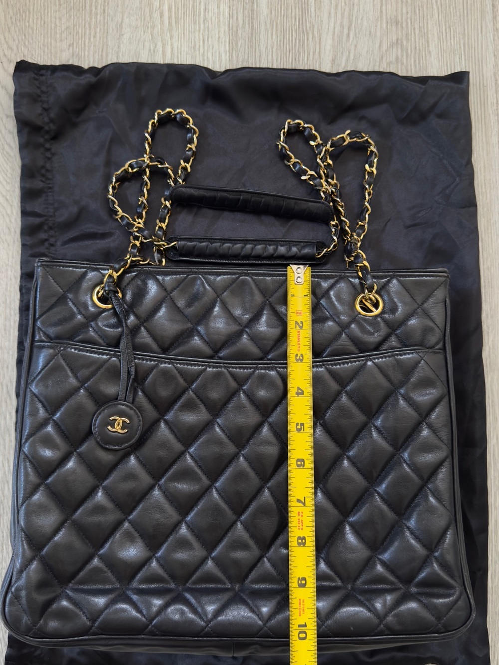 CHANEL Black Quilted Lambskin Shoulder Bag with Gold Chain - Picture 15 of 16